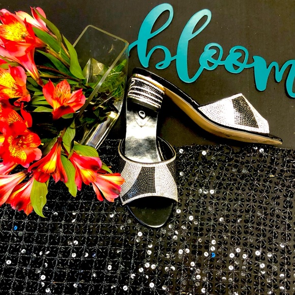 🎉 Happy 2023! Make it your time to SHINE BRIGHT with these fun sandals! - Picture 1 of 1